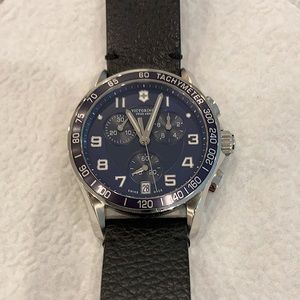 Victorinox Chrono Classic men’s watch in great condition.  New battery + extra